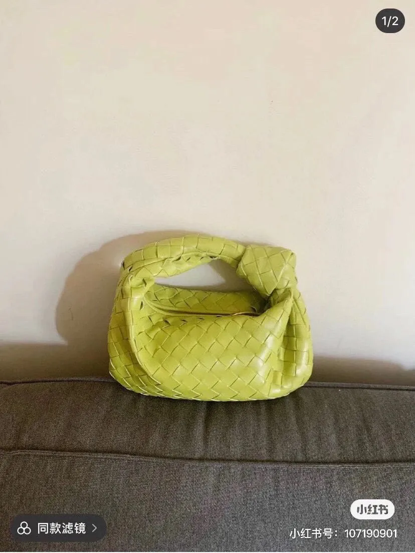 Without it 🥝 you are not fashionable. Kiwi green is the right color that falls in love at first sight. It will add a lot of points to the match